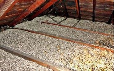 Vermiculite pouvant contenir de l'amiante dans l'entretoît