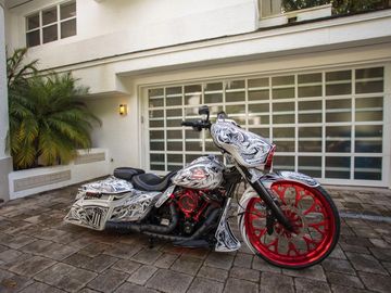 Custom Street Glide. Harley-Davidson.