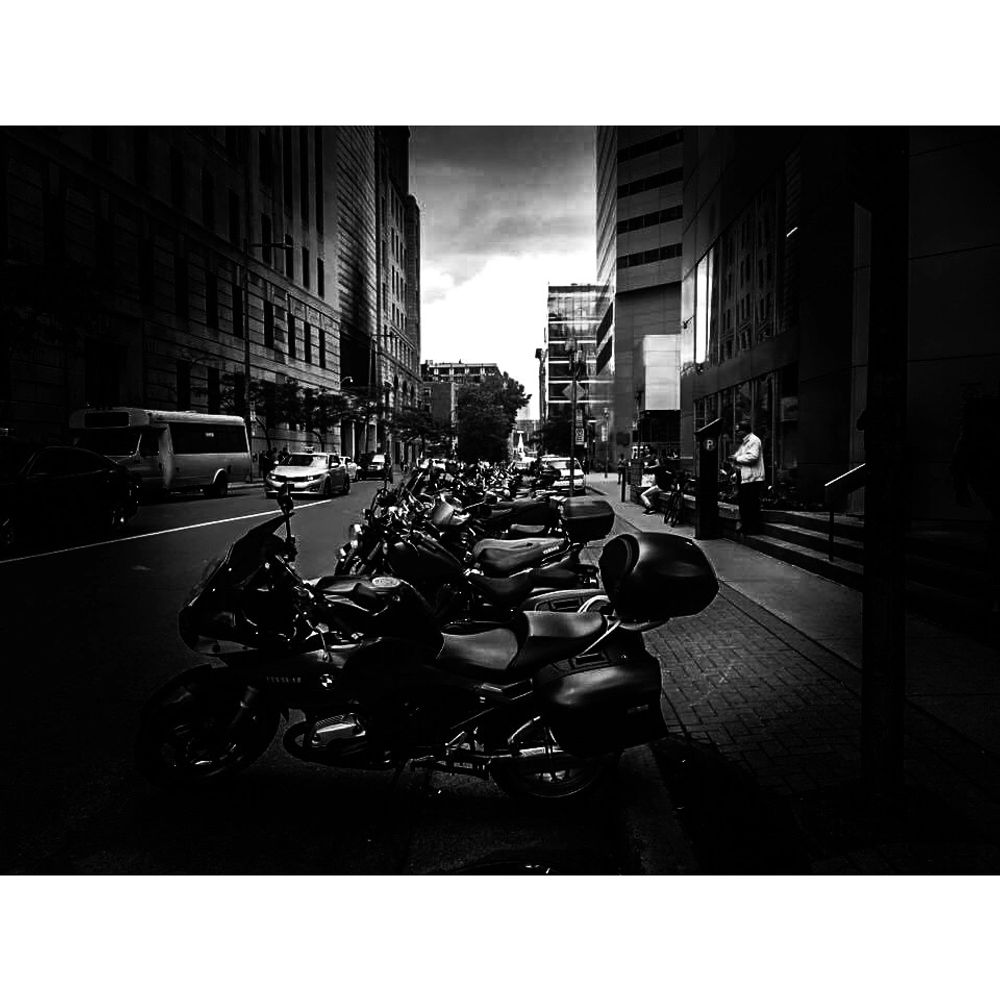 Stationnement réservé aux motos, rue de la Gauchetière, Montréal