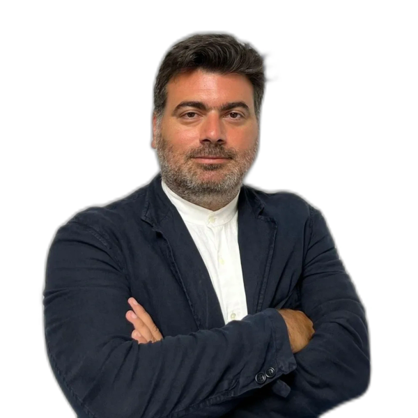 Kolları çapraz, beyaz gömlek ve lacivert ceket giyen adam.