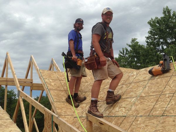 Framing a roof in carpentry. 