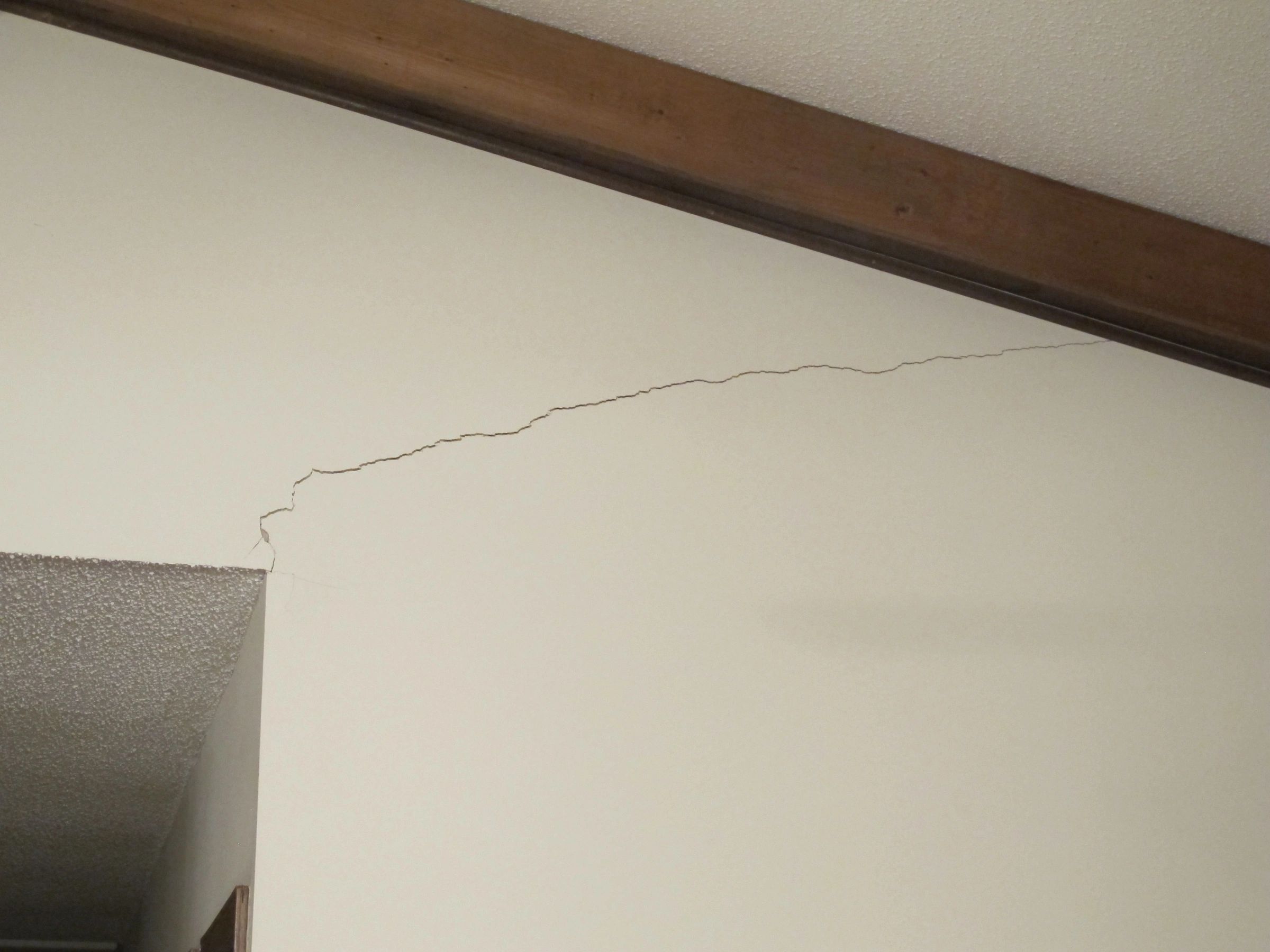 What makes Drywall Seams Crack? And why