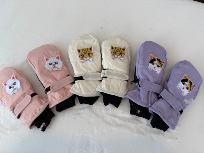 Joyful kitten mittens!