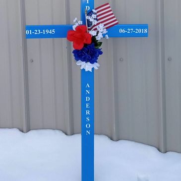 What type of wood and coating should be used to make a 6ft tall roadside memorial cross