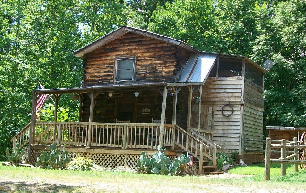Rustic rental cabin in Love Valley