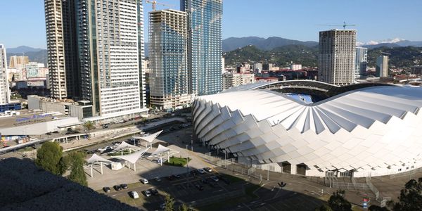 Aktuelles Bild aus 2024, mit Ausrichtung auf das Stadion und die Berge, sowie die alley of Heros