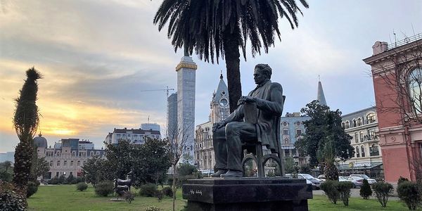 Ruhiger Park in Batumi: Grüne Oase der Entspannung, umgeben von Bäumen und Blumenpracht.