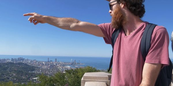 Dominik Schuller, Gründer  German Visions -auf einem Berg außerhalb von Batumi mit Sicht auf Batumi.