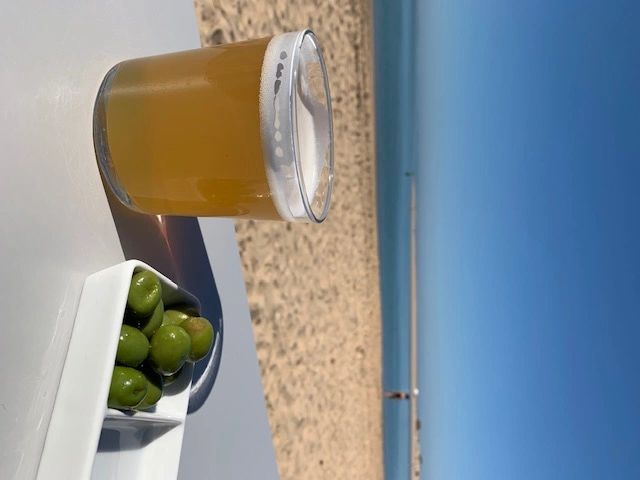 la típica cerveza con aceitunas 