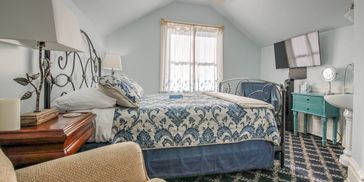 Blue Hills Suite, Blue room, queen bed, natural lighting.