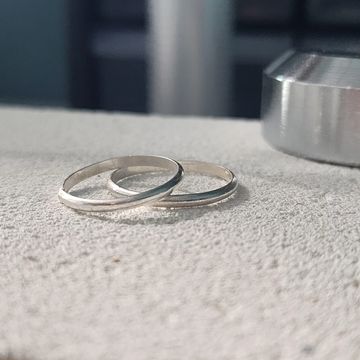 Becky handcrafts, Argentium & Sterling silver rings. 