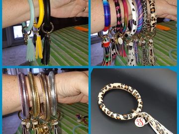 These stunning key chain bracelets come in a variety  colors and foils to chose from. A perfect litt