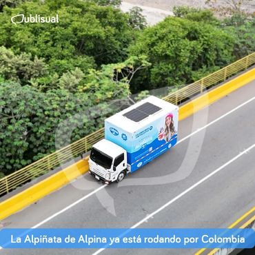Vehículo publicitario de Publisual con la campaña La Alpiñata de Alpina en carretera.