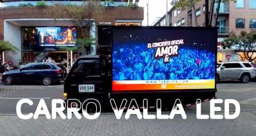un carro valla led en las calles de colombia 