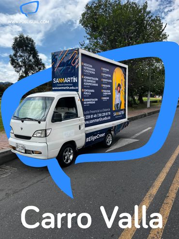un carro valla publicitario en la calle 