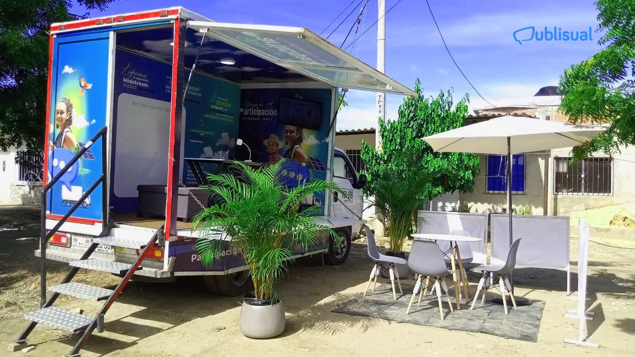 Carro oficina estacionado en la calle, utilizado como oficina móvil para atención al público.