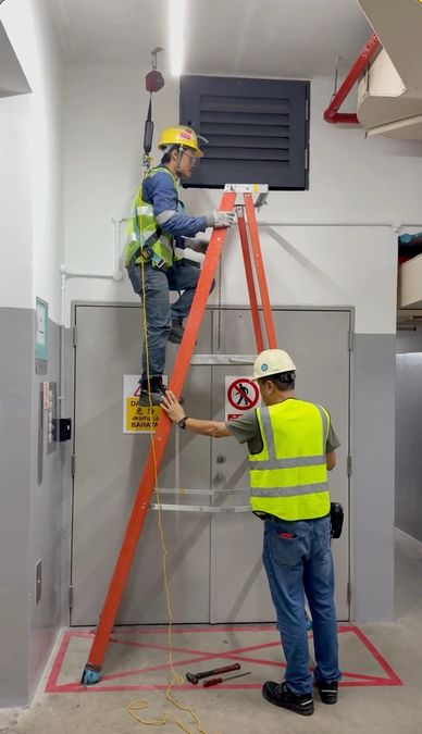 WORKER CLIMBING LADDER WITH 100% FALL PROTECTION CONNECTED WITH SRL + ANCHOR POINT
