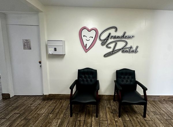 Waiting area of Grandeur Dental with two chairs.