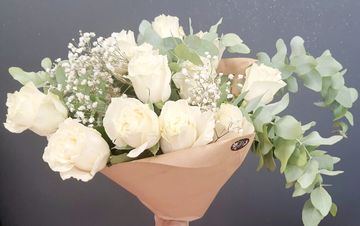 Ramo de flores compuesto por 12 rosas blancas