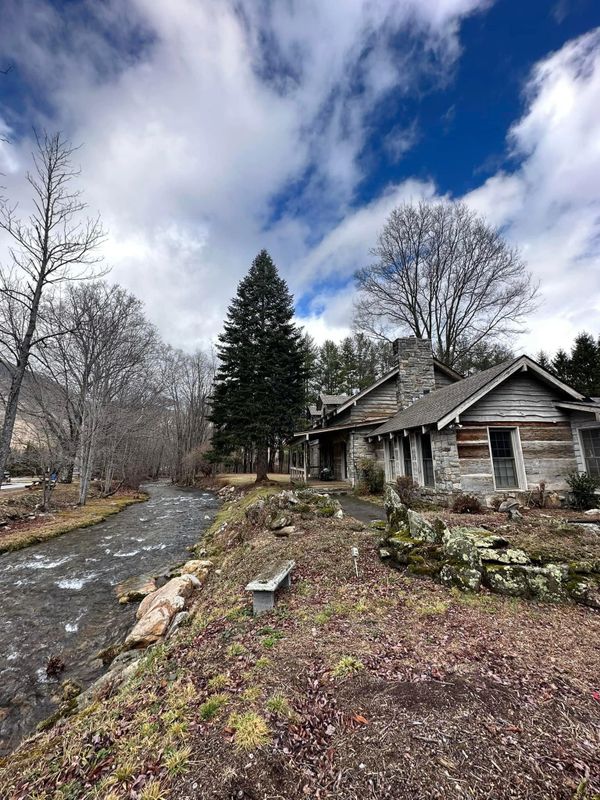 Pioneer Village cabin exterior