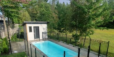 Installation de piscine en fibre de verre à Québec.