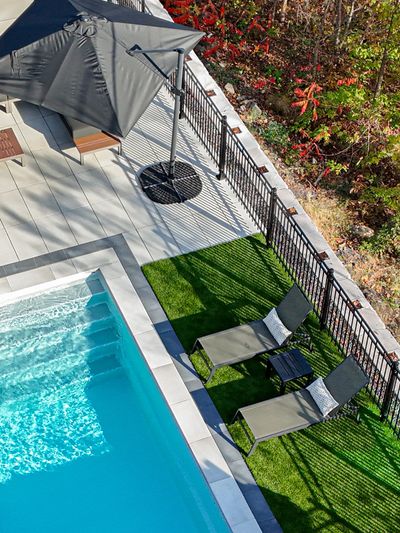 Aménagement Paysager et terrassement moderne d'une piscine creusé en fibre de verre.