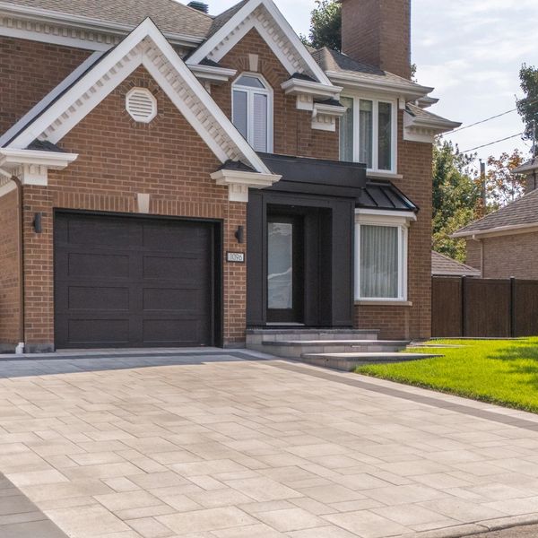 Entrée résidentielle en pavé uni contemporain