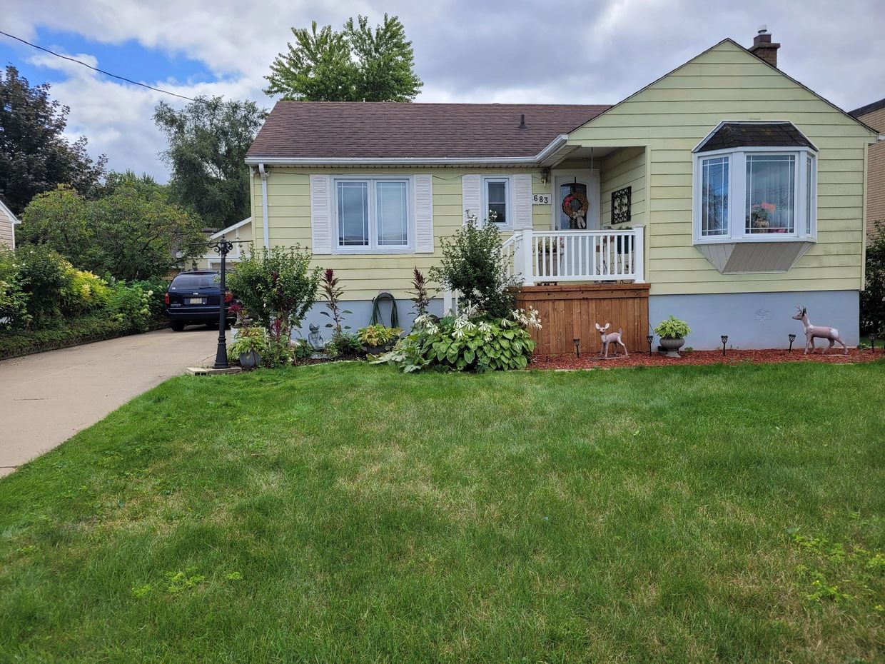 683 KEMSLEY DR. MP Joan Walker Real Estate Brokerage