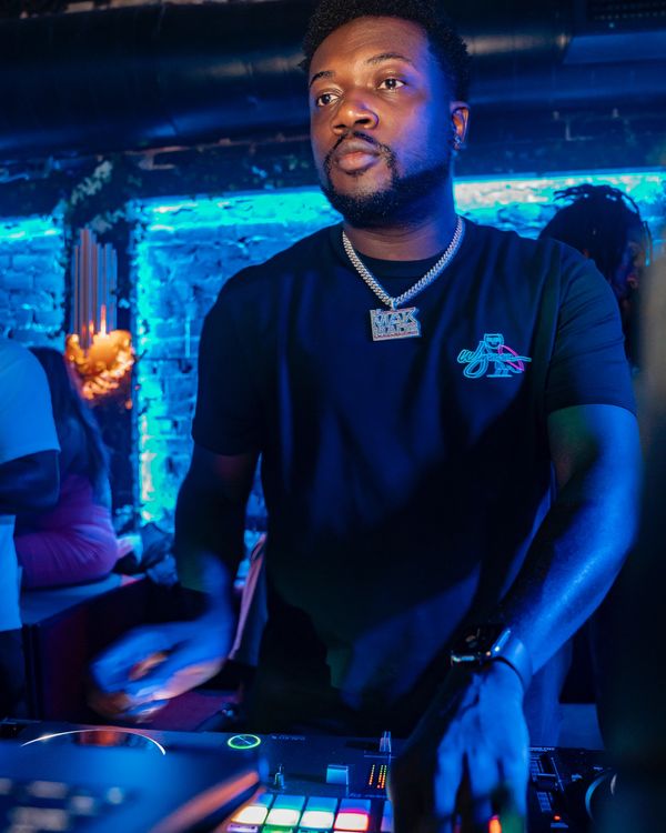 DJ MAKMADE DJING IN A NIGHTCLUB