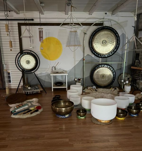 Room with gongs and singing bowls for sound therapy.
