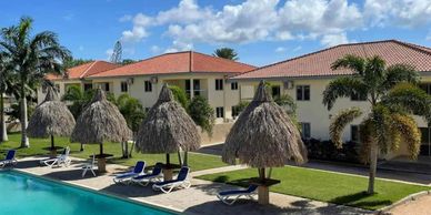 Het bestaande resort biedt een tropisch zwembad en alle ruimte om heerlijk te ontspannen.