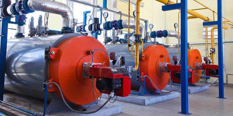 Calderas industriales con tuberías y medidores instalados.