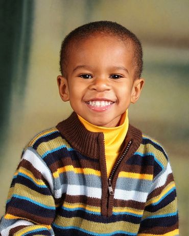 Child portrait using green and yellow lined backdrop on roller