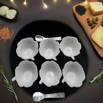 Flower-style caviar serving dish—where nature meets elegance.