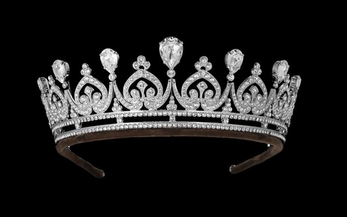 A beautiful regal Swarovski weddong crystal tiara