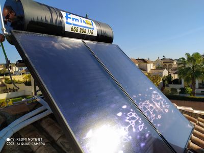 Placa solar térmica en el tejado.