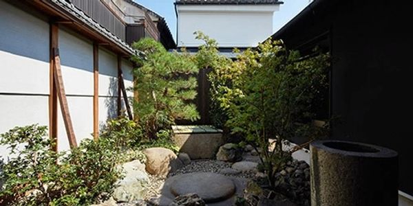 originally designed by Ogawa Katsuaki,  a 12th-generation master of the famed Ueji family