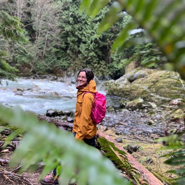 Femme-dehors-souriante-riviere