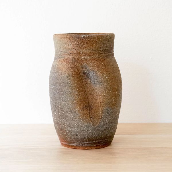 Vaso giapponese bizen marrone smaltato con la resina di pino