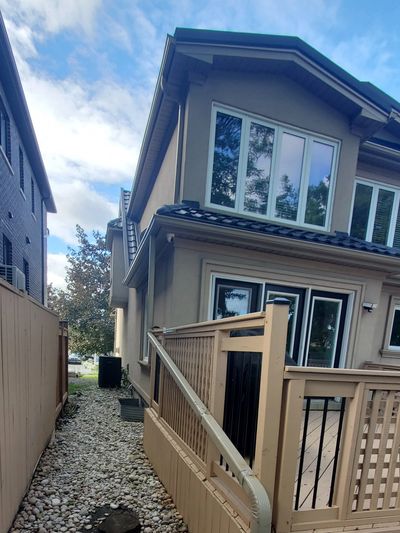 Seamless aluminum eavestrough installation on a residential home in Markham