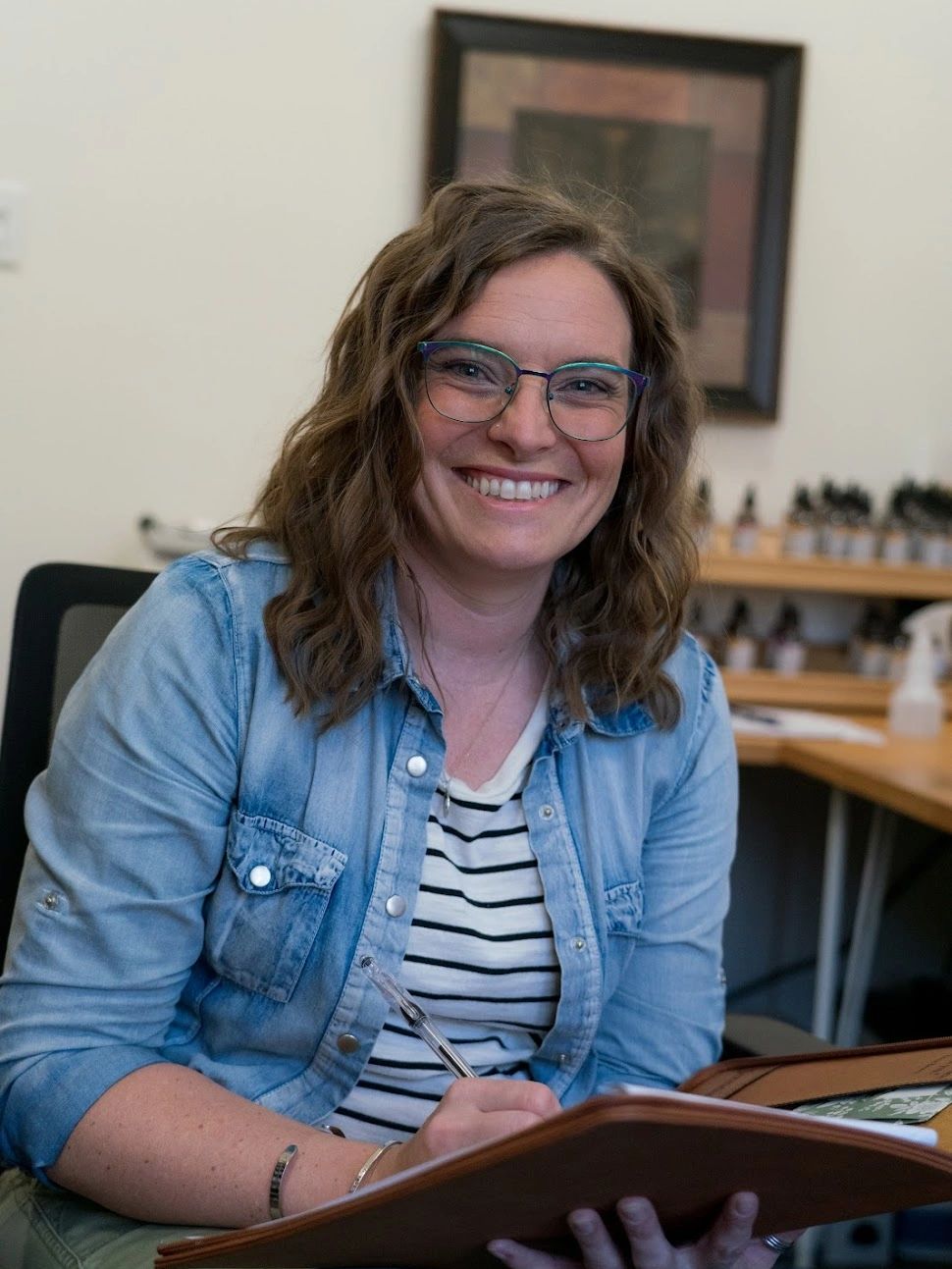 Jennesa Yanez, therapist offering compassionate healing support for women.