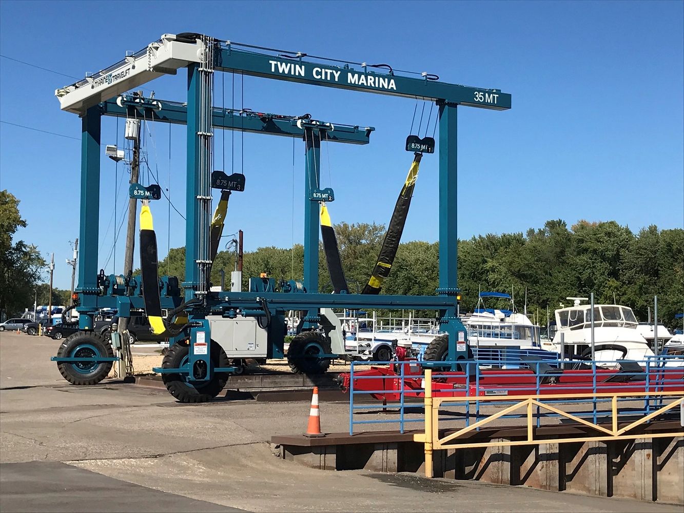 Boat lift at the well at Twin City Marina