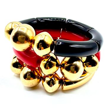 A piece of jewellery that blends beauty, inner charm and style effortlessly.