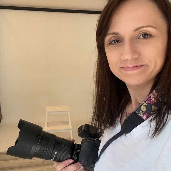 Woman holding a professional camera in a photography studio.

Family photography
Portrait photography
Wedding photography
