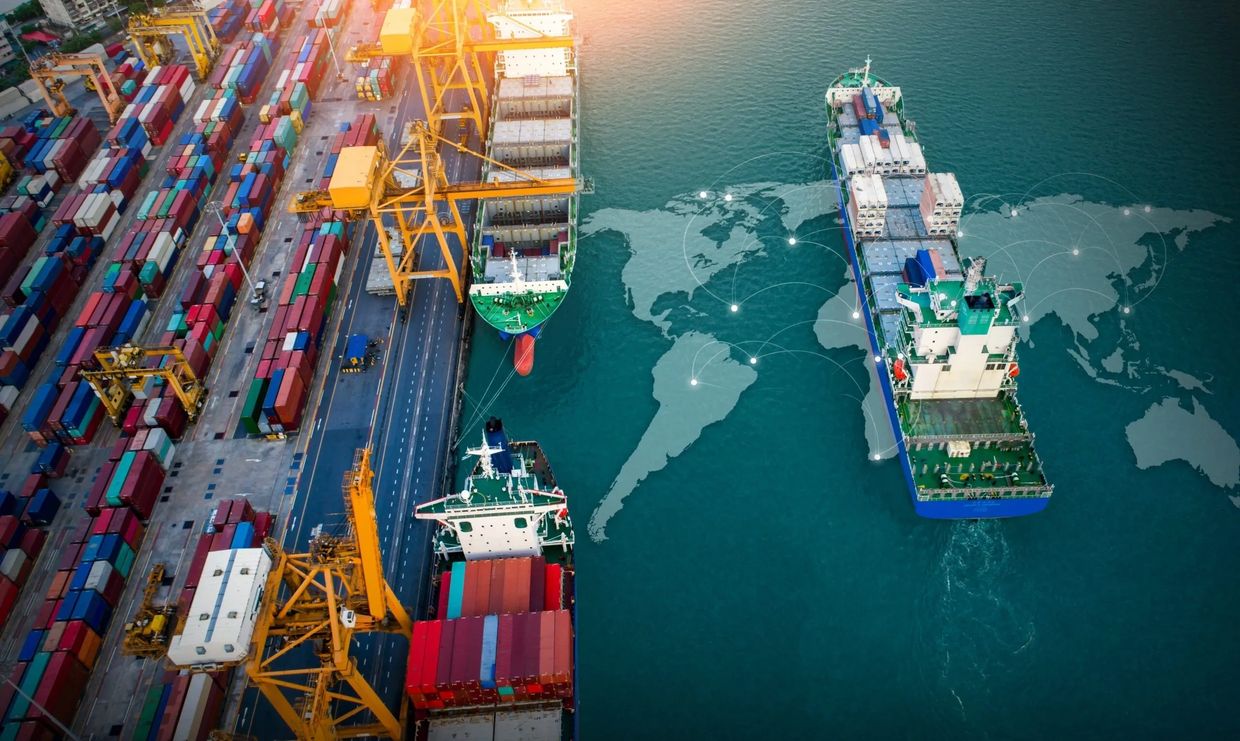 Transport maritime mondial par cargo. Cargo dans un port de contener avec map monde en arrière plan.