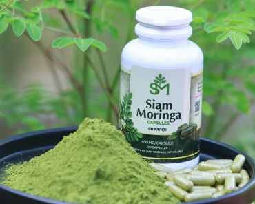 Siam Moringa capsules with moringa powder and leaves.