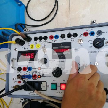 电气测试仪器上的手调整旋钮。