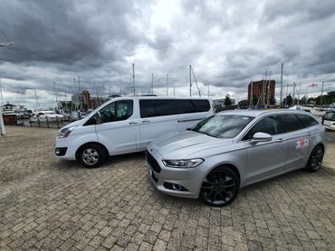 car and mini bus at Hull marina
Elite Airport Travel