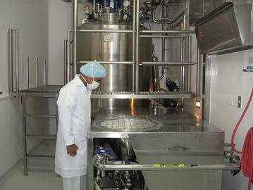 Trabajador en planta industrial con equipo de protección.