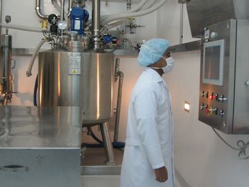 Operador en laboratorio industrial con equipo de control.